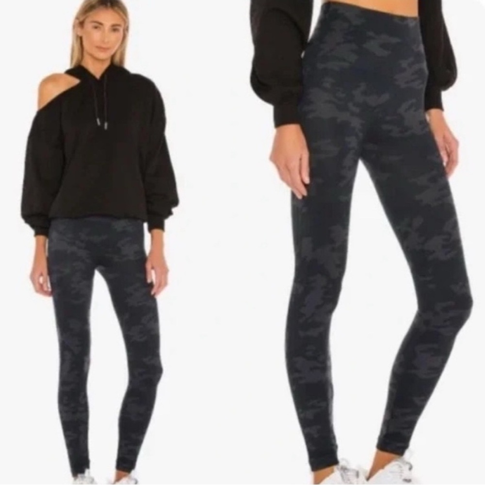 SPANX “Look At Me Now” Seamless Leggings No Cameltoe Black and Gray Camo Size XS